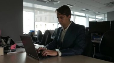 Genç işadamı üzerinde diz üstü onun masasında 4 k Uhd 2160 p, dolly kaymak vurdu