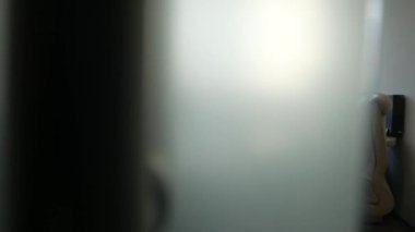 Office bir masada oturuyor ve özenli işadamı çalışma karşılaştırma kağıt evrak, 4k Uhd 2160p, dolly kaymak vurdu.