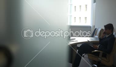 tablet pc ve telefon sahip CEO'su görünümde, 4k Uhd 2160p, dolly kaymak vurdu.