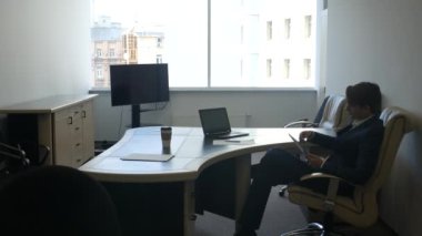 En çok onun sandalyede oturan Yöneticisi, tablet pc ve telefon, 4 k sahip Uhd 2160 p, dolly kaymak vurdu görüntüleme