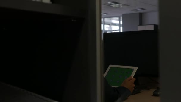 Affärsman fungerar vid sitt skrivbord med en tablett Pc. Green screen tablett för eget innehåll med luma matte och valfria spårning poäng, 4k Uhd 2160 p, dolly reglaget skott — Stockvideo