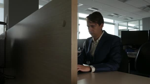 Businessman tastatură tastatură pe laptop computer la birou, 4k UHD 2160p, dolly slider shot — Videoclip de stoc