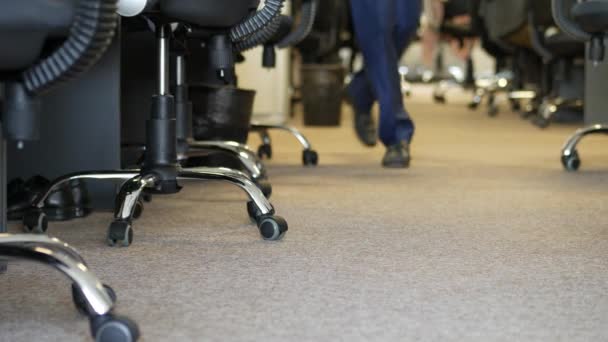 Vista de ángulo bajo de hombre de negocios piernas traje azul que viene en la oficina, 4k UHD 2160p, dolly slider shot — Vídeo de stock