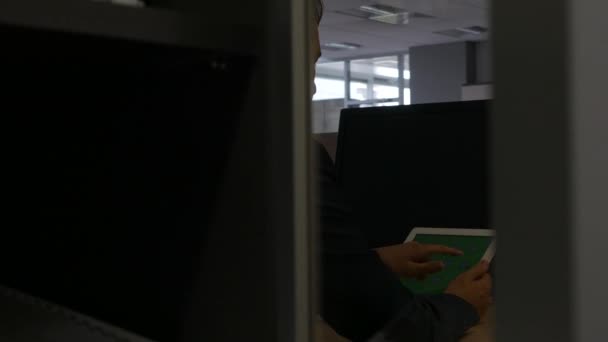 Üzletember, zöld képernyő, 4 k Uhd 2160p dolly csúszik shot digitális tábla-pc használata — Stock videók