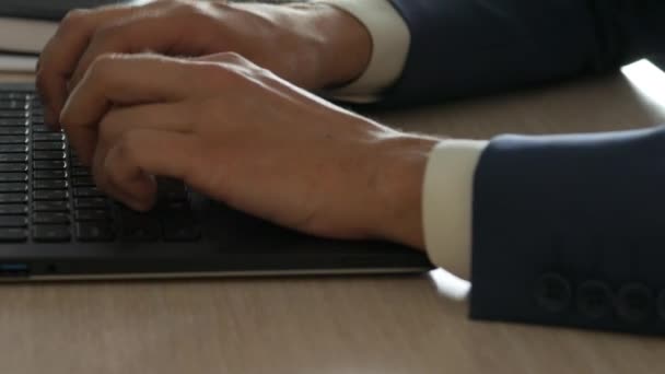 Uomo digitando sulla tastiera del computer, profondità di campo poco profonda, 4k UHD 2160p, dolly slider shot — Video Stock