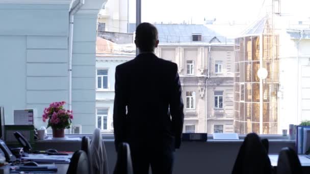 Un homme d'affaires réfléchi et lentement se rend au bureau, 4k UHD 2160p, dolly slider shot — Video