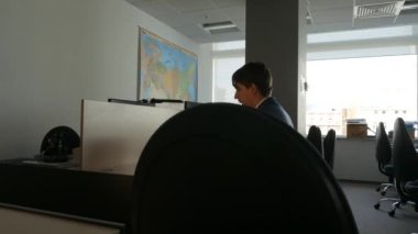 Boş ofis dizüstü bilgisayar üzerinde çalışan Beyaz delikanlı. Dolly vurdu