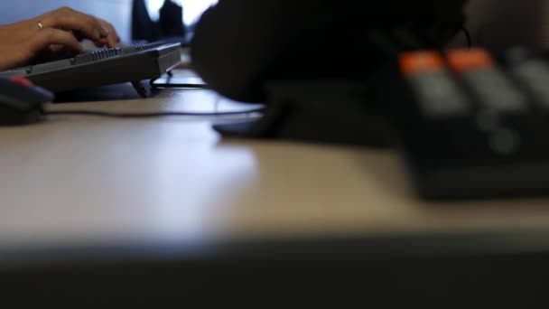 Male hands typing on a keyboard. Shallow depth of field. Dolly shot — Stock Video