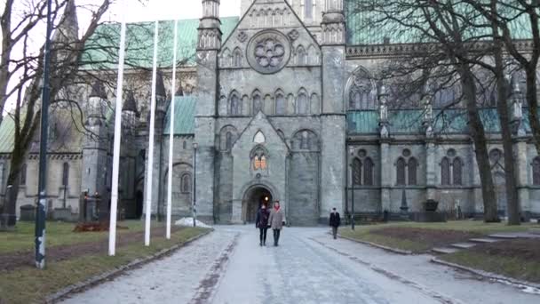 Фасад собора Нидарос в Тронхейме, Норвегия . — стоковое видео