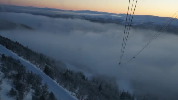 Vista dalla cabina in movimento sulla torre di funivia in arrivo e sole al tramonto. Svezia — Video Stock