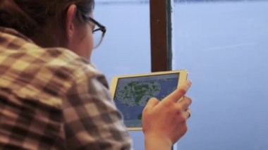 Tablet pad için tarama harita feribot gemide seyahat etmek sırasında kullanan kadın