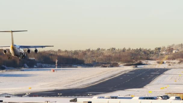 4k видео посадки самолета в зимнем аэропорту, рассвет время восхода солнца — стоковое видео