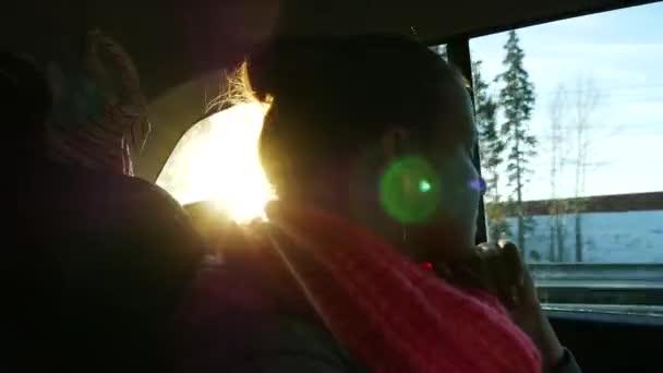 Mulher como um transeunte no carro com raios solares — Vídeo de Stock