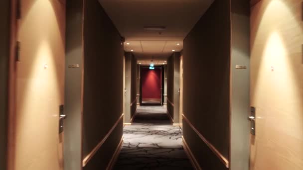 Se déplacer dans un couloir de l'hôtel, stedicam shot 