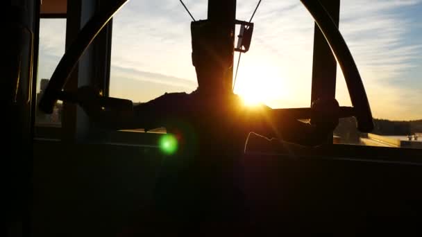 Silhouette des Menschen hebt Gewichte im Sonnenaufgangslicht. Nahaufnahme — Stockvideo