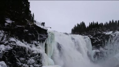 İsveç Tannforsen şelale, kış