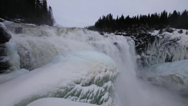 Schwedischer Tannforsen Wasserfall, Winter — Stockvideo