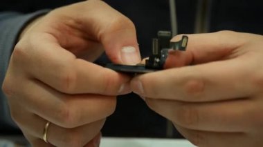 Yakın çekim shot kırık dokunmatik ekran smartphone--dan tamir bir adamın, elektronik onarım