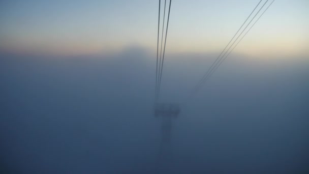 Kilátás egy faházban a felvonó torony jelenik meg, a köd. Alacsony láthatóságú köd — Stock videók