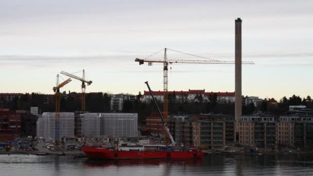 Déplacement par le rivage avec site de cinstruction et bâtiments — Video