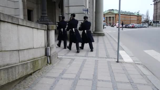 Strażników, chodzenie na ulicach Sztokholmu, Szwecja — Wideo stockowe