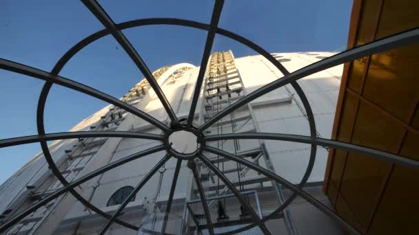 Vista a través del techo del ascensor inclinado SkyView a la pared de Ericsson Globe en Estocolmo, Suecia — Vídeo de stock