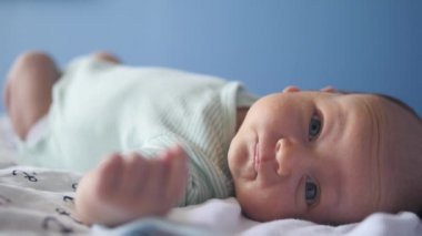 Te kamera ile eğlenceli sevimli özenli yenidoğan loking taklit. Yakın çekim