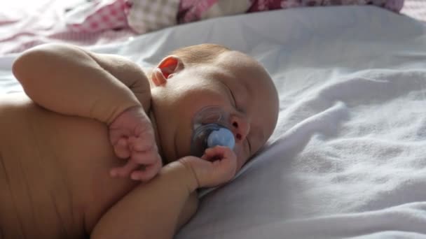 Bambino che si muove in un sonno, perde un succhietto e poi inizia a piangere — Video Stock