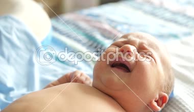 Tatlı bebek strating ağlamaya, dokunmaktan ve çocuğunu sakinleştirici anne. Ağır çekim