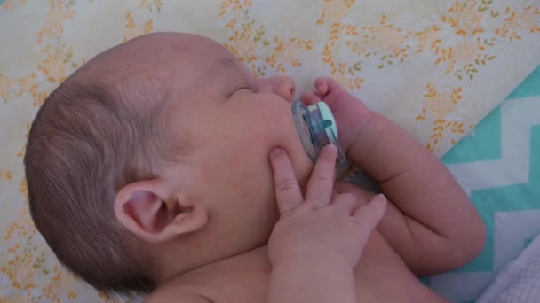 Halbgesicht-Porträt eines niedlichen kleinen Babys, das mit der Beruhigungspille schläft — Stockvideo