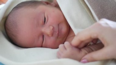 Şirin yenidoğan kendini çevresinde ve anneler el arıyorum