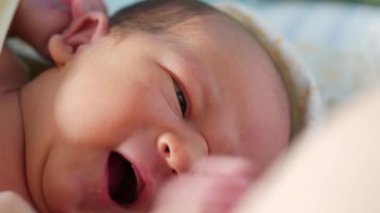 Awakend bebek esneme ve ağlamaya başladı