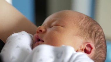 Tatlı bebek anneler ellerinde yatıyor. El atış