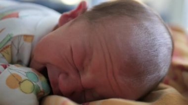 Ağlayan bebek ve annesi onu, sarılma ve aşağı onu yatıştırmaya çalışırken öpüşme