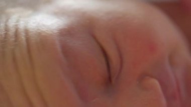 Yeni doğan bir atış kadar kapatın. Anne bebek gözlerime yansıtılır. Küçük alan derinliği