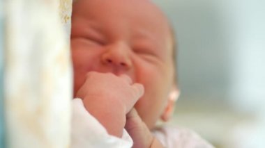 Yeni doğan bir çocuğun huzursuz uyku. Küçük el odaklanmak ile alan derinliği