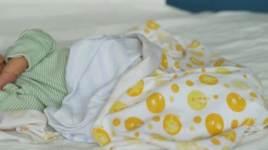 sevimli küçük yeni doğan bebek güzel annem 4 k ud 2160 p öptüm