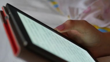 E-okuyucu tutan bir el görünümünü kapat