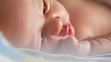 Yalan ve kameraya bakarak sessiz bebek. Küçük alan derinliği ile atış yukarıya kapatmak