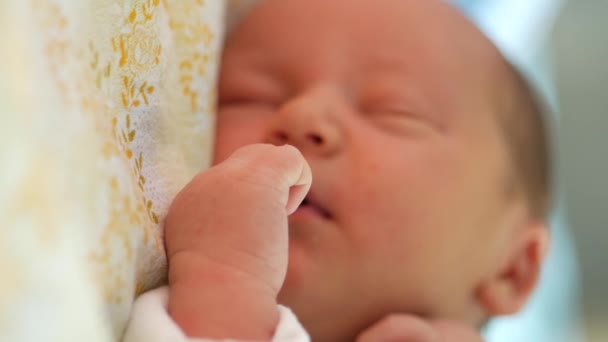 Silencieux bébé souriant sur un sommeil. Petite profondeur de champ avec mise au point sur la main — Video