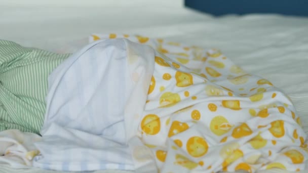 Süßer Traum eines neugeborenen Kindes. Schwenk ins Gesicht — Stockvideo