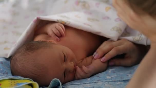 Mujer caucásica y su pequeño bebé recién nacido cubierto con una sábana — Vídeos de Stock