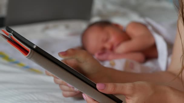 Primer plano de las manos femeninas sosteniendo e-reader. Soñando recién nacido en el fondo — Vídeo de stock