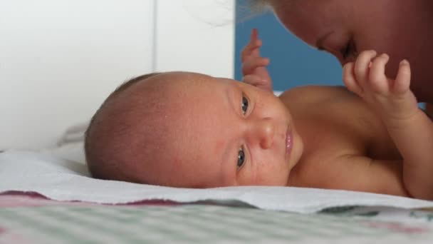 Ung mamma kysser hennes nyfödde son och göra honom leende — Stockvideo