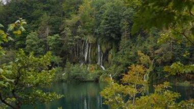 Hırvatistan 'daki Plitvice Gölü' nde şelale dereleri. Saf suyun etrafındaki yeşil orman