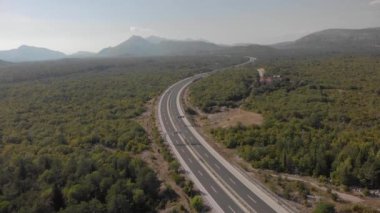 Araba yarış pistinde gidiyor. Ormanın ortasında modern bir otoyol. Hırvatistan Havacılığı