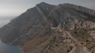 Kayalık dağın yamacında bir yol. Adriyatik Denizi üzerindeki sahil kayalıkları. Hırvatistan Havacılığı