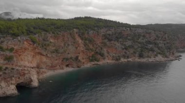 Bu yamaçtaki dik uçurum ve yaylaların tepesindeki orman. Hava görüntüsü