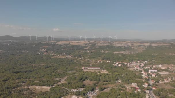 Fila de aerogeneradores en una colina. Parque eólico prodice energía. Disparo aéreo — Vídeos de Stock