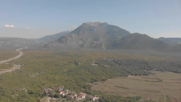 緑の谷の上に森と畑が広がる孤独な山。クロアチアの空中 — ストック動画